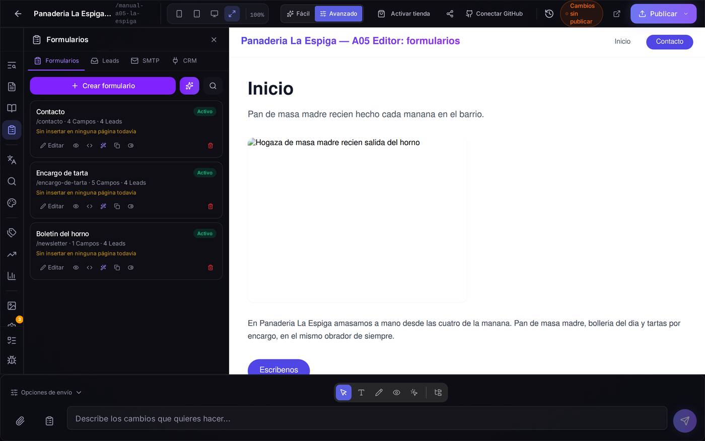 El panel de formularios abierto en modo Avanzado. Fíjate arriba: el interruptor está en «Avanzado» (en «Fácil» este panel no se puede abrir). A la izquierda, tus tres formularios; a la derecha, tu web como la ve el visitante.