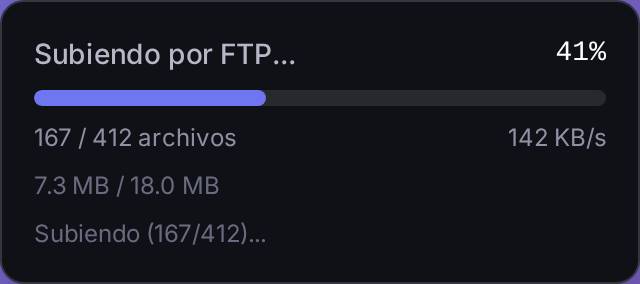 El aviso de subida por FTP: porcentaje, archivos subidos del total, megas y velocidad. Puedes seguir trabajando mientras tanto; si recargas la página, el aviso vuelve a aparecer solo.