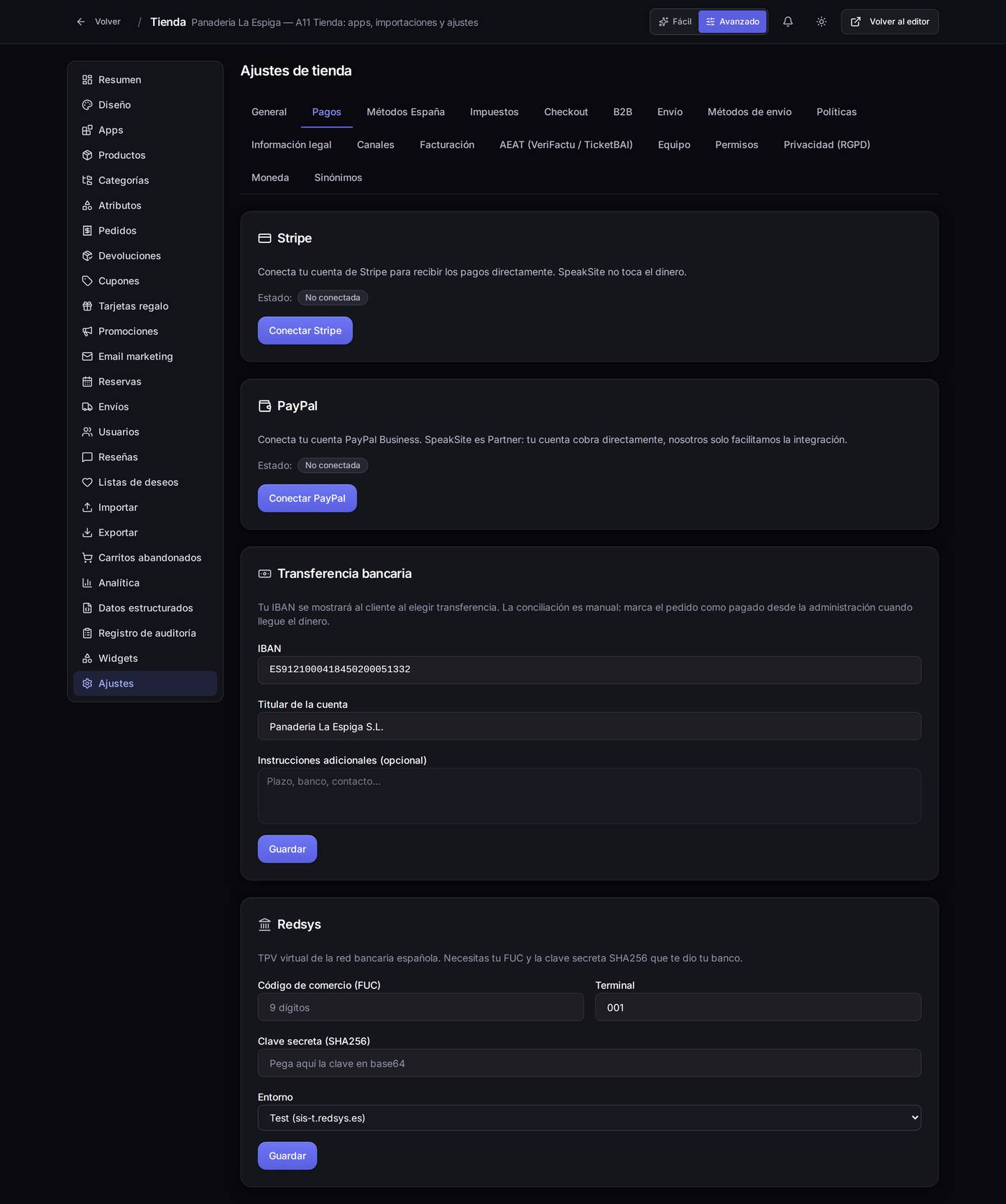La pestaña Pagos con las cuatro formas de cobro. Stripe y PayPal se conectan con un botón; transferencia y Redsys se rellenan a mano.